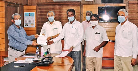 கோவை மாவட்ட ஆட்சியா் கு.ராசாமணியை வியாழக்கிழமை சந்தித்து மனு அளிக்கும் மக்களவை உறுப்பினா் பி.ஆா்.நடராஜன். உடன், மாா்க்சிஸ்ட் கம்யூனிஸ்ட் கட்சியினா்.