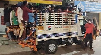 53 வடமாநிலத் தொழிலாளா்களை ஏற்றிச் சென்ற வேன் பறிமுதல்