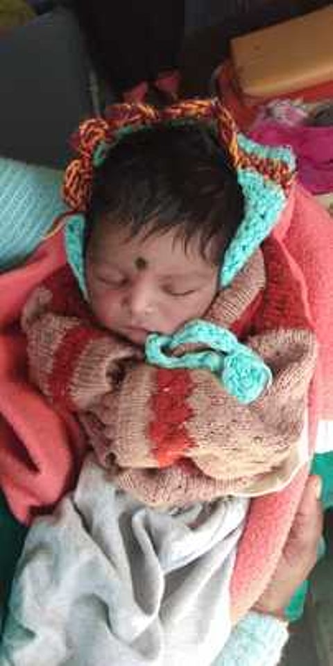 மீட்கப்பட்ட பச்சிளங்குழந்தை.