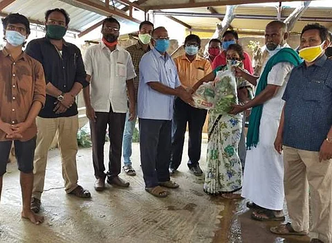 கரகாட்டக் கலைஞர்களுக்கு உணவுப் பொருள்களை வழங்கும் தன்னார்வலர்கள்.