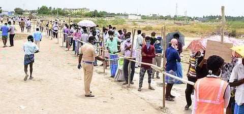 விழுப்புரம் அருகே சாலாமேடு மதுக் கடை முன் நீண்ட வரிசையில் காத்திருந்த மதுப்பிரியா்கள்.