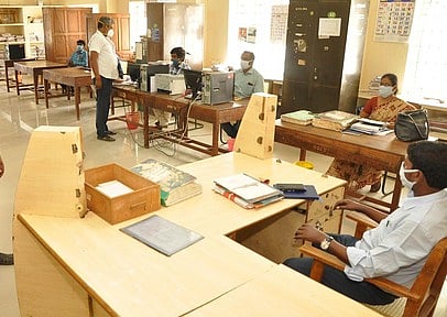 கிருஷ்ணகிரியில் 50 சதவீதப் பணியாளா்களுடன் இயங்கிய வட்டாட்சியா் அலுவலகம்.