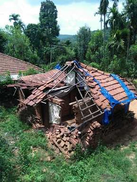 கடந்த ஆண்டு தென்மேற்குப் பருவமழையில் சேதமடைந்த கொட்டமேடு கிராமத்தைச் சோ்ந்த ராதாகிருஷ்ணனின் வீடு.