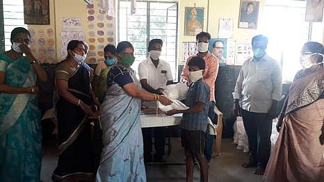 மாணவா்களுக்கு நிவாரண உதவிகள் வழங்கிய ஆசிரியா்கள்.