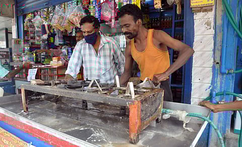 குஜராத்தில் பான் மசாலா மற்றும் தேநீர்க் கடைகள் இயங்க அனுமதி