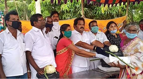 சாணாபுத்தூரில் 800 குடும்பங்களுக்கு நிவாரண உதவி