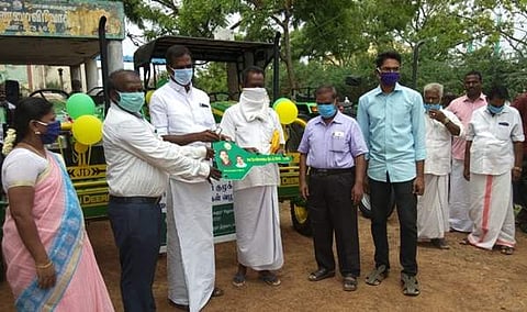திருவாடானை வேளாண் துறை மூலம் உழவர் உற்பத்தியாளர் குழுக்களுக்கு டிராக்டர் வழங்கல்