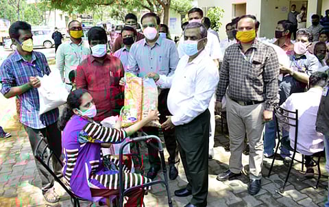 மாற்றுத்திறனாளிகளுக்கு உணவுப் பொருள்கள் வழங்கிய மாவட்ட ஆட்சியா் கு.ராசாமணி, கரோனா தடுப்பு மற்றும் கண்காணிப்பு மண்டல சிறப்புப் பணிக்குழு அலுவலா் ஞானசேகரன்.