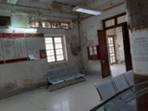 அரக்கோணம் தலைமை அஞ்சலகத்தில் சிமெண்ட் பூச்சுகள் விழுந்தன