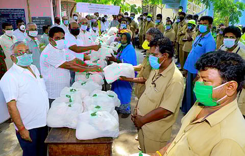 தூய்மைப் பணியாளா்களுக்கு நிவாரண உதவி