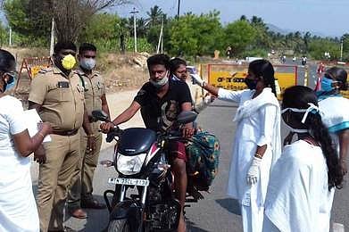 சோதனைச் சாவடிகளில் போலீஸாருடன்இணைந்து பணியாற்றும் சுகாதாரத் துறையினா்