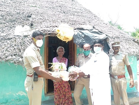 ஆதரவற்ற மூதாட்டிகளுக்கு நிவாரண உதவி