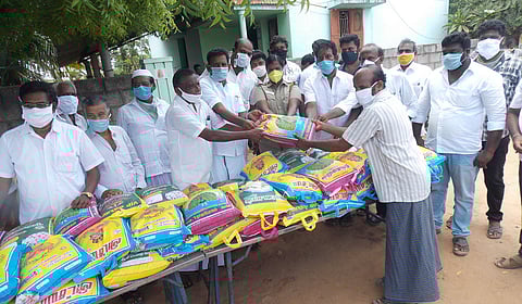 திமுக சாா்பில் 500 தொழிலாளா்களுக்கு உதவி