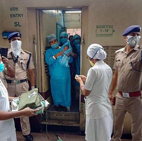 மமதாவின் குழந்தையுடன் ரயிலிலிருந்து இறங்குகிறார் மருத்துவப் பணியாளர்