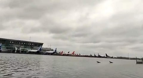 உம்பன் புயலால் வெள்ளத்தில் மிதக்கும் கொல்கத்தா விமான நிலையம்