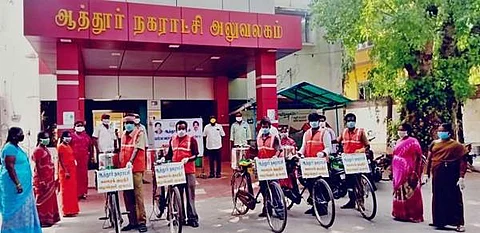 சேலம் மாவட்டம் ஆத்தூரில் பொதுமக்களுக்கு கபசுரக் குடிநீர் வழங்கல்