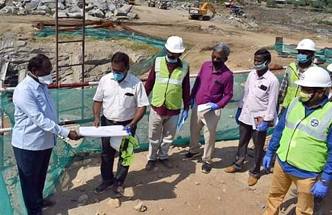 முதன்மை நீரேற்று நிலைய கட்டுமானப் பணியினை ஆய்வு செய்கிறார் பொதுப்பணித்துறை கோவை மண்டல தலைமைப் பொறியாளர் எஸ்.ராமமூர்த்தி.