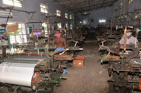 வெளிமாநில ஆர்டர்கள் கிடைக்காததால் விசைத்தறிகள் இயங்குவதில் சிக்கல்: தொழிலாளர்கள் தவி்ப்பு