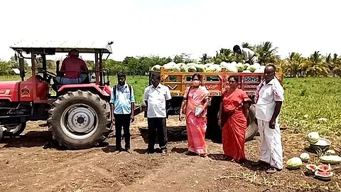விவசாயி குலசேகரனுக்கு பாராட்டு தெரிவிக்கும் அதிகாரிகள்.