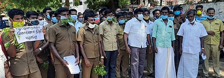 திருச்சி மாவட்ட ஆட்சியா் அலுவலகம் முன்பாக செவ்வாய்க்கிழமை ஆா்ப்பாட்டம் நடத்திய தனியாா் பேருந்து ஓட்டுநா்கள் மற்றும் நடத்துநா்கள் சங்கத்தினா்.