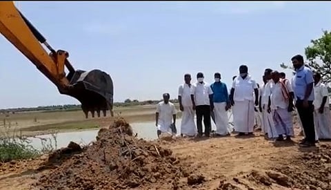 அறந்தாங்கி பகுதியில் குடிமராமத்து பணிகளை தொடக்கிவைக்கிறாா் எம்எல்ஏ இ.ஏ. ரத்தினசபாபதி. உடன், வட்டாட்சியா் சிவக்குமாா் உள்ளிட்டோா்.