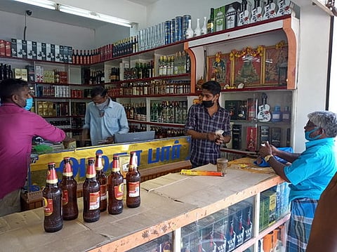 காரைக்கால் மதுக்கடை ஒன்றில் நடைபெற்ற வியாபாரம்.