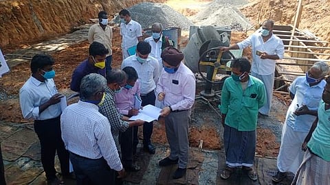 தென்னமநாடு கல்யாண ஓடை வாய்க்காலில் நடைபெறும் தூா் வாரும் பணியைப் பாா்வையிட்ட வேளாண் துறைச் செயலா் ககன்தீப் சிங் பேடி.