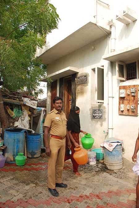 மதுரையில் ஆயுதப்படை காவலா் வீட்டில் பெட்ரோல்குண்டு வீச்சு: இளைஞா் கைது
