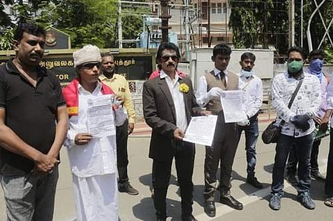 கோவையில் நிவாரணம் வழங்க கோரிக்கை நாட்டுப்புற கலைஞர்கள் ஆட்சியரிடம் மனு