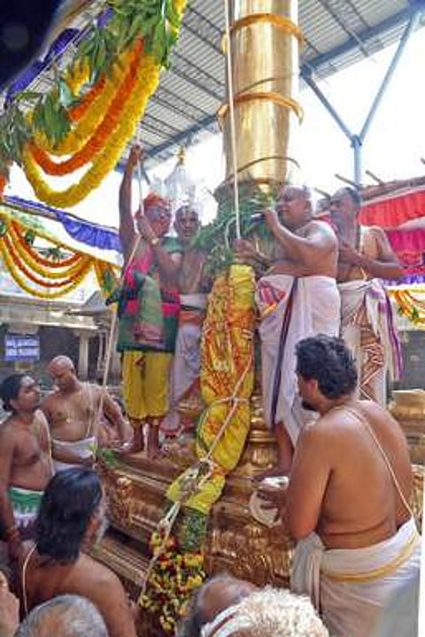 திருப்பதியில் உள்ள கோவிந்தராஜ சுவாமி கோயிலில் வருடாந்திர பிரம்மோற்சவம் தொடங்குவதற்கு அடையாளமாக கொடிமரத்தில் ஏற்றப்பட்ட கருடக் கொடி.