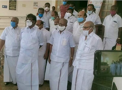தஞ்சாவூர் மாவட்ட ஆட்சியரகத்தில் வெள்ளிக்கிழமை மாலை மனு அளித்த திமுகவைச் சேர்ந்த சட்டப்பேரவை, நாடாளுமன்ற உறுப்பினர்கள், கட்சி நிர்வாகிகள்.