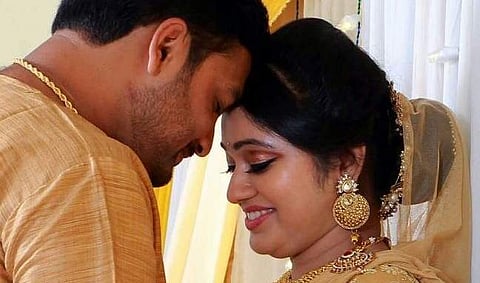 காதல் கணவரை விவாகரத்து செய்த நடிகை