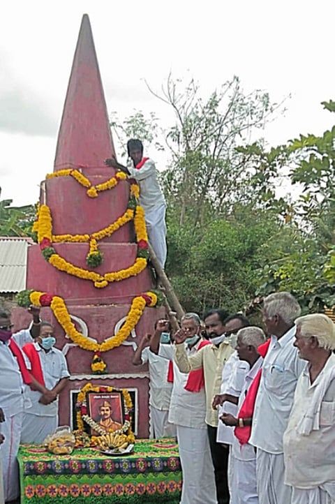 வாட்டாகுடி இரணியனின் நினைவு நாளையொட்டி, நினைவு ஸ்தூபிக்கு மாலை அணிவித்து மரியாதை செலுத்தும் இடதுசாரி கட்சியினா்.