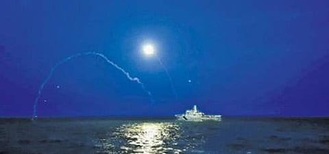 கடலில் நிறுத்தப்பட்டிருந்த கப்பலிலிருந்து ஞாயிற்றுக்கிழமை இரவு விளக்குகளை ஒளிரச் செய்து மருத்துவர்களுக்கு நன்றி தெரிவித்த கடலோரக் காவல்படையினர்.