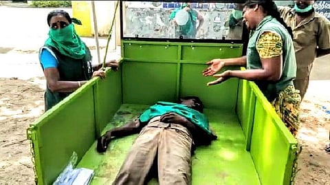 குப்பையிலேயே வாழ்ந்து குப்பை வண்டியிலேயே பயணம் சென்ற பாலனின் உடல்