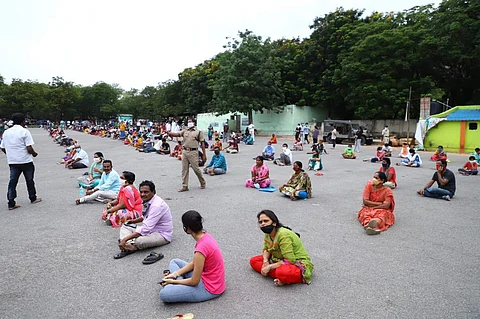 திருப்பதி கோயிலில் தரிசனத்துக்கு டிக்கெட் வாங்க வரிசையில் காத்திருக்கும் பக்தர்கள்