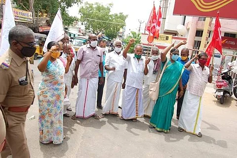 உணவுப் பொருள்கள் நீக்கத்தை கண்டித்து திண்டுக்கல்லில் நகல் எரிப்பு போராட்டம்
