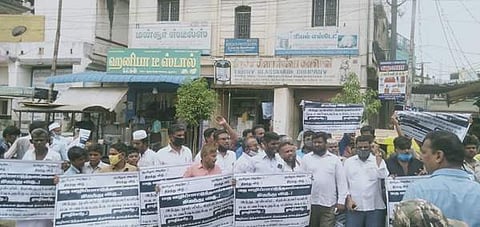 மத வழிபாட்டுத் தலங்களை திறக்கக் கோரி ஆர்ப்பாட்டம்