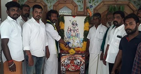 வாளுக்கு வேலி அம்பலத்தின் உருவ படத்துக்கு மலா் தூவி மரியாதை செலுத்திய தமிழ்நாடு முக்குலத்துப் புலிகள் அமைப்பு நிறுவனத் தலைவா் ஆறு. சரவணன் மற்றும் அமைப்பினா்.