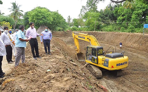 மேட்டூர் அணை திறக்கப்பட்ட நிலையில் கடைமடையில் தூர்வாரும் பணி: கண்காணிப்பு அலுவலர் ஆய்வு