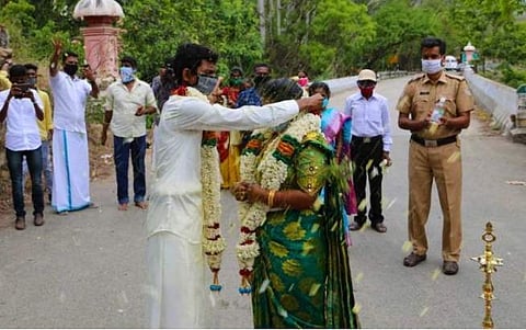 தமிழக - கேரள எல்லையில் சாலையில் எளிமையாக நடந்த திருமணம்
