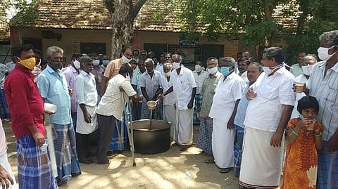 அசனாமாப்பேட்டை கிராமத்தில் கஞ்சி தொட்டி திறந்து போராட்டத்தில் ஈடுபட்ட நெசவாளர்கள்.