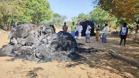 பொன்னமராவதி அருகே மர்மமான முறையில் 6 வைக்கோல் போர்கள், 20 நெல் மூட்டைகள் தீப்பற்றி நாசம்