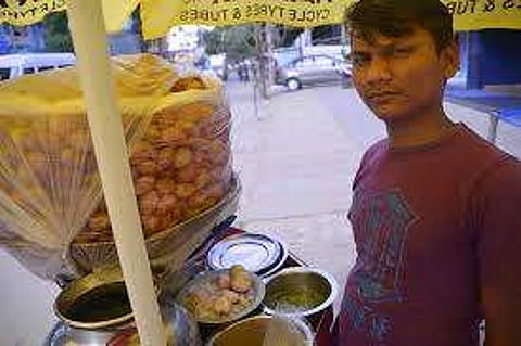 பானிபூரி, பஞ்சுமிட்டாய், பாதாம் கீர்...   கரோனாவால் காணாமல்போன வட மாநிலத்தவர் குரல்கள்!