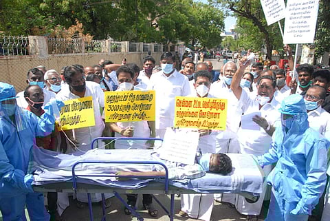 மதுரை ஆட்சியர் அலுவலகம் முன்பு திமுக கூட்டணிக் கட்சியினர் ஆர்ப்பாட்டம்