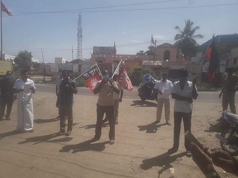 சிவகாசியில் போக்குவரத்து தொழிற்சங்கத்தினர் ஆர்ப்பாட்டம்