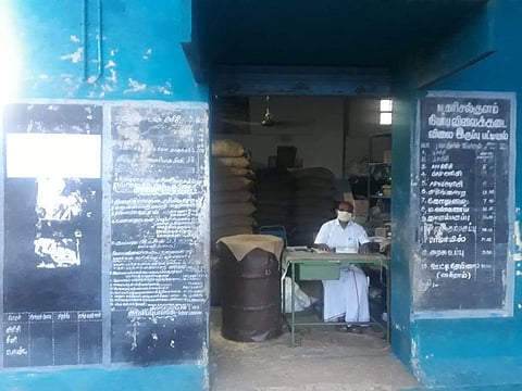 மானாமதுரை அருகே ரேஷன் பொருள்கள் வாங்க 10 கி.மீ தூரம் நடக்கும் கிராம மக்கள்