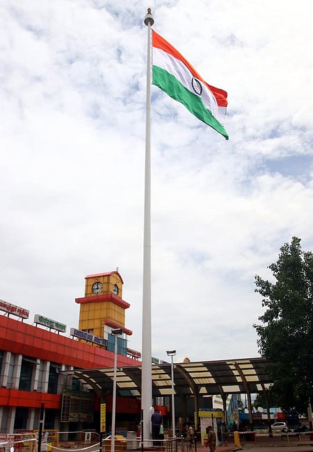 கோவை ரயில் நிலையத்தில் புதிய தேசியக் கொடி