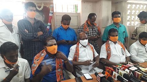 நாகையில் செய்தியாளா்களுக்கு பேட்டியளித்த பாஜக மாநிலச் செயலாளா் எஸ்.கே. வேதரெத்தினம். உடன், நாகை தெற்கு மாவட்டத் தலைவா் கே. நேதாஜி உள்ளிட்டோா்.