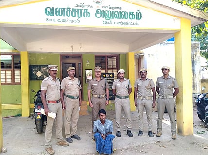 போடி குரங்கணி வனப்பகுதியில் தீ வைத்த ரமேஷ்குமாரை செவ்வாய்க்கிழமை கைது செய்த வனச்சரக அலுவலா் நாகராஜன் தலைமையிலான வனத்துறையினா்.